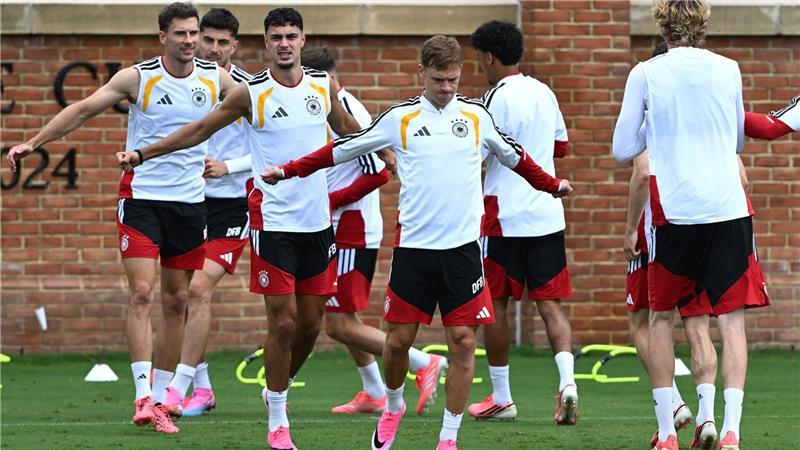Leon Goretzka, Aleksandar Pavlovic und Joshua Kimmich beim Abschlusstraining vor dem WM-Gruppenspiel gegen die Elfenbeinküste.