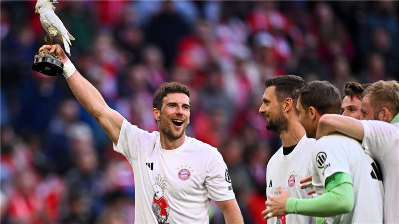 FC Bayern jagt das Triple: „Kakadu macht große Reise“ Leon Goretzka feiert mit der Kultfigur Kakadu.
