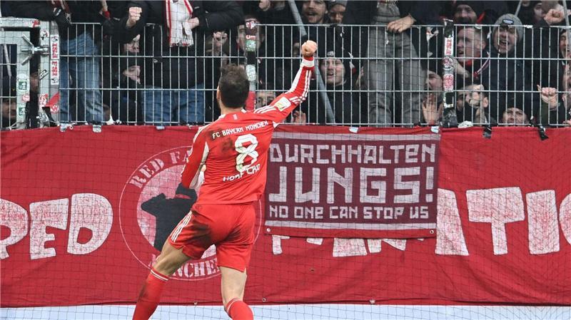 Leon Goretzka jubelt über sein Tor in Bremen.