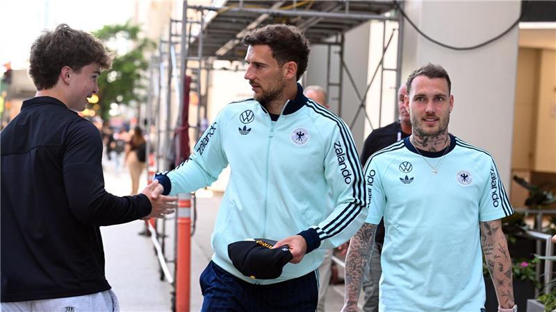 Leon Goretzka (l). und David Raum (r.) auf dem Weg zu einem Termin in Chicago.