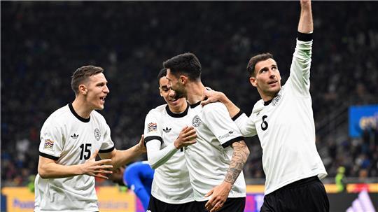 Leon Goretzka (r) jubelt mit Nico Schlotterbeck, Jamal Musiala und Tim Kleindienst (l-r)