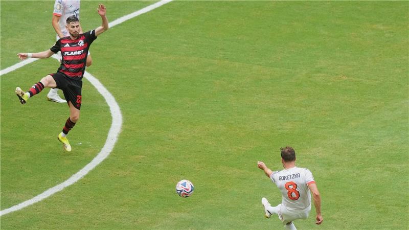 Doppelpacker Kane führt Bayern ins große WM-Duell mit Paris Leon Goretzka zieht präzise aus der Distanz ab und trifft zum 3:1 für die Bayern.
