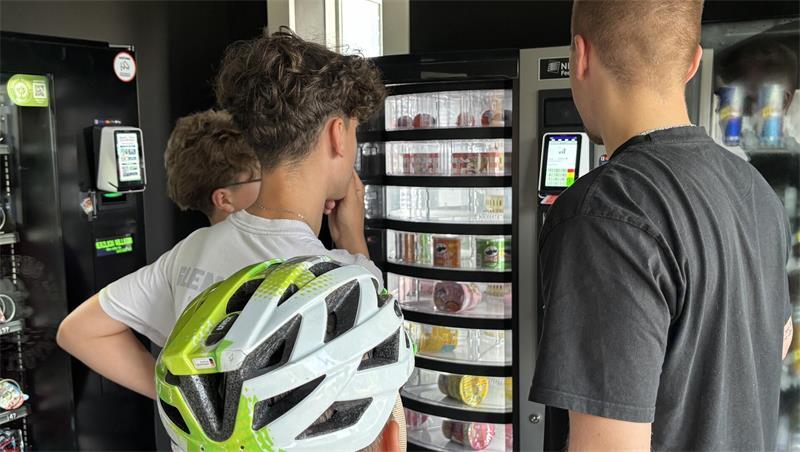 24/7 geöffnet: Dollerner erfüllt sich Traum vom eigenen Laden Leon Lührs hilft einigen jungen Kunden beim Bedienen der Automaten.