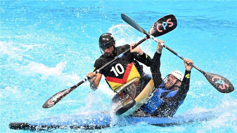 Bilder des Tages Leon Max Paul Konrad (L) aus Deutschland kämpft mit Fabrizio Massa aus Italien im Kanupolo-Finale der Männer zwischen Deutschland und Italien bei den World Games 2025 in Chengdu. Deutschland gewann Gold.