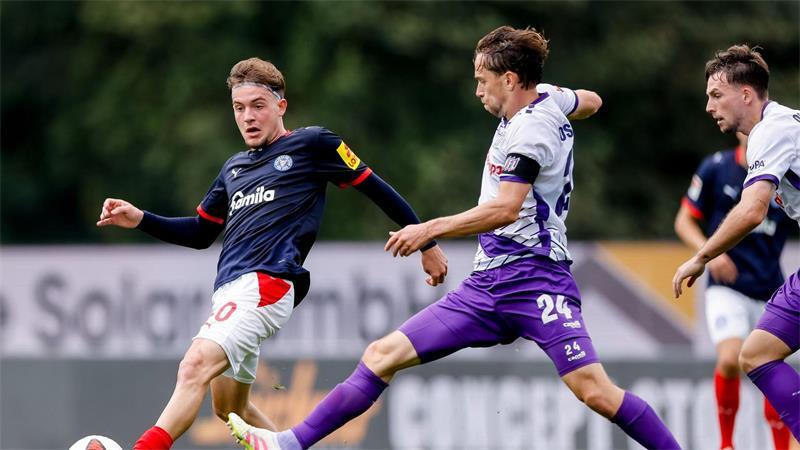 Eigentor und Platzverweis: Holstein Kiel weiter ohne Sieg Leon Parduzi (l, Holstein Kiel) und Jannik Müller (VfL Osnabrück) kämpfen um den Ball.