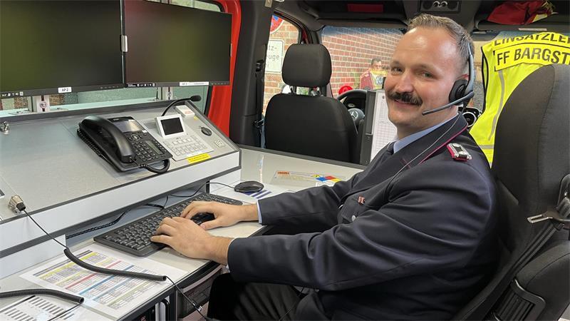 Leon Schippert ist Funkbeauftragter und ELW-Leiter - er ist die Schnittstelle zur Leitstelle.