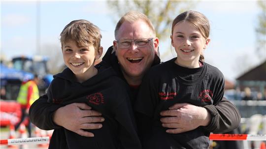 Leon und Leonie Hartung mit Trainer Sascha Schlüer hatten gut lachen beim Heimrennen. Foto: Unruh