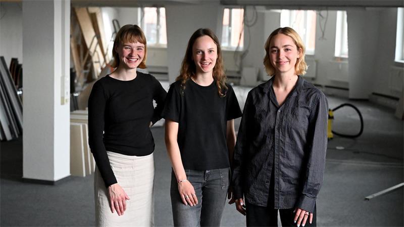 Leona (l-r), Juli und Emma lernten sich im Studium kennen.