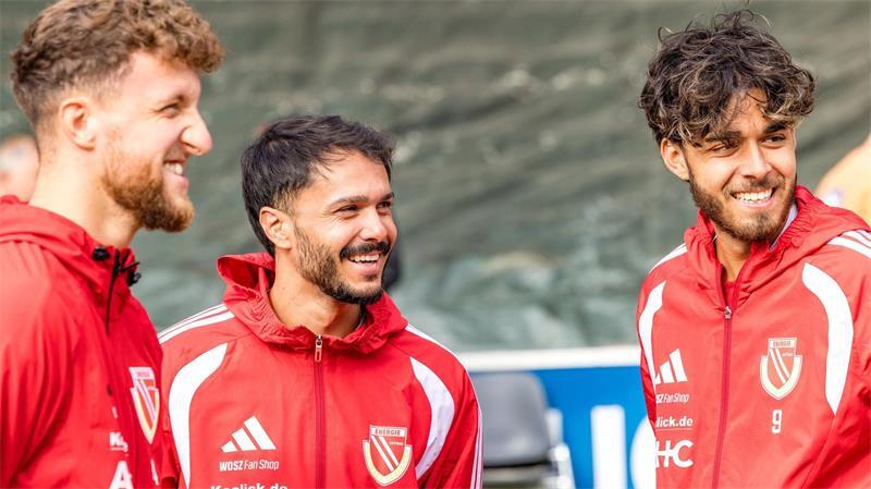 „Pele“ Wollitz – der Letzte seiner Art? Leonardo Bittencourt (M) stürmt wieder für Energie Cottbus. (Archivbild)