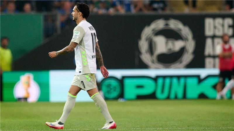 Werder-Frust nach Pokal-Aus: „Alarmglocken sind sehr an“ Leonardo Bittencourt flog vom Platz.