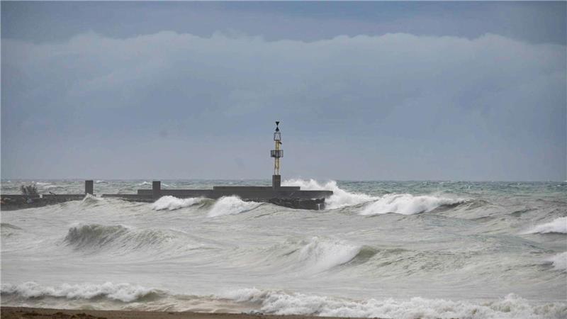 „Leonardo“ brachte viel Regen und hohe Wellen an den Küsten Spaniens und Portugals. (Archiv-Bild)