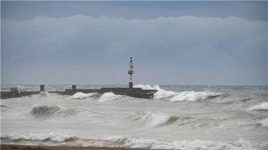 „Leonardo“ könnte viel Regen und hohe Wellen an den Küsten Spaniens und Portugals bringen. (Archiv-Bild)
