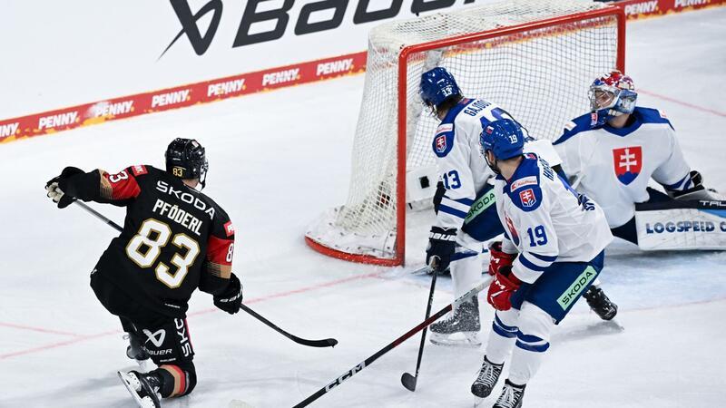 DEB-Männer feiern Titel-Hattrick beim Deutschland Cup Leonhard Pföderl (l) schoss die DEB-Auswahl zum Turnier-Sieg.