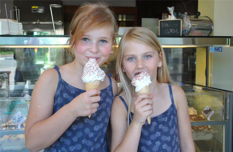 Leoni und Lena schlecken mit Streuseln gesprenkeltes Eis.