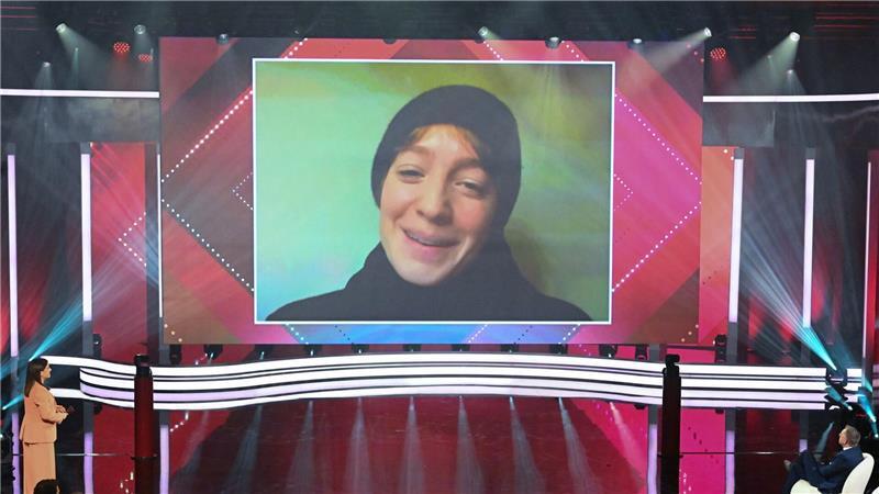 Bayerischer Filmpreis: Starke Storys und politische Appelle Leonie Benesch kann den Preis als Beste Darstellerin wegen einer Covid-Erkrankung nur virtuell in Empfang nehmen.