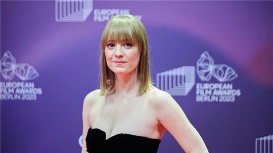 Leonie Benesch kommt zur Verleihung des Europäischen Filmpreises in Berlin.