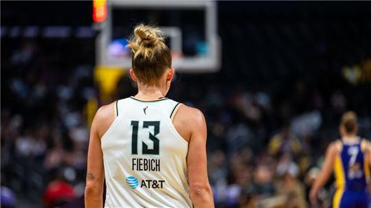 Leonie Fiebich ist in der WNBA zwar ein Rookie, spielt aber dank Erfahrung in Europa wie ein abgezockter Profi.
