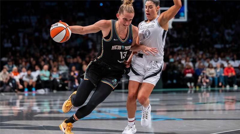 Leonie Fiebich (l) muss in den WNBA-Playoffs mit den New York Liberty in ein viertes Halbfinale gegen Las Vegas.