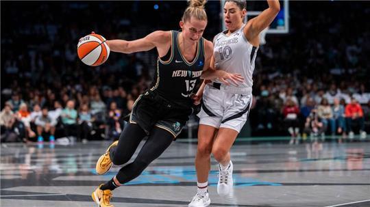 Leonie Fiebich (l) muss in den WNBA-Playoffs mit den New York Liberty in ein viertes Halbfinale gegen Las Vegas.