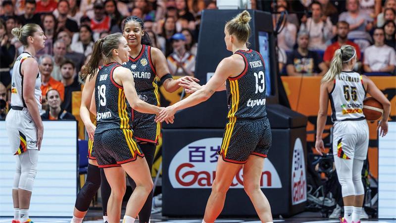 „Eistonne und Döner“: Basketballerinnen im WM-Rausch Leonie Fiebich (r) zeigte eine starke Leistung.