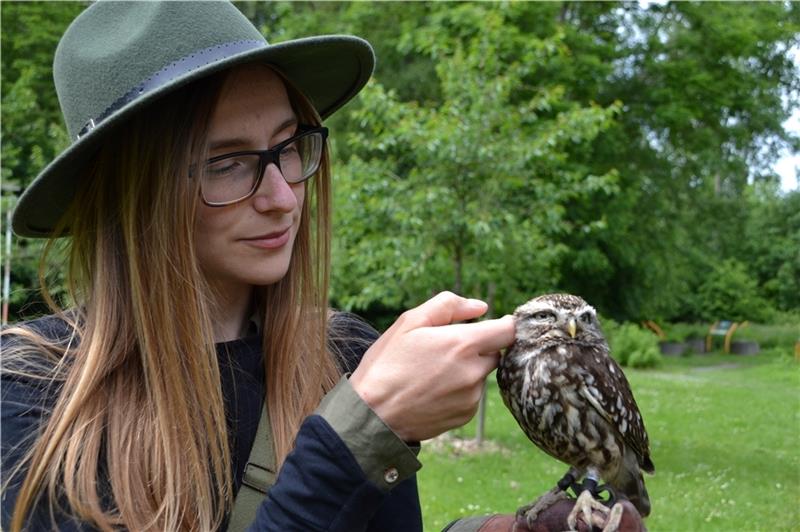 Falknerin präsentiert in Balje ihre Greifvögel Leonie Johland und ihr Steinkauz Julia. Foto: Helfferich