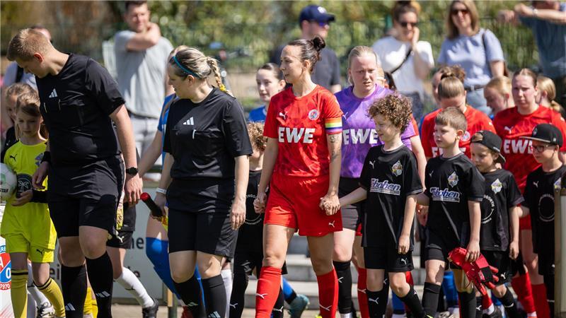 Leonie Ratje führte A/O als Spielführerin auf das Feld. Mette Ahrens, eigentlich Kapitänin, bestand darauf.
