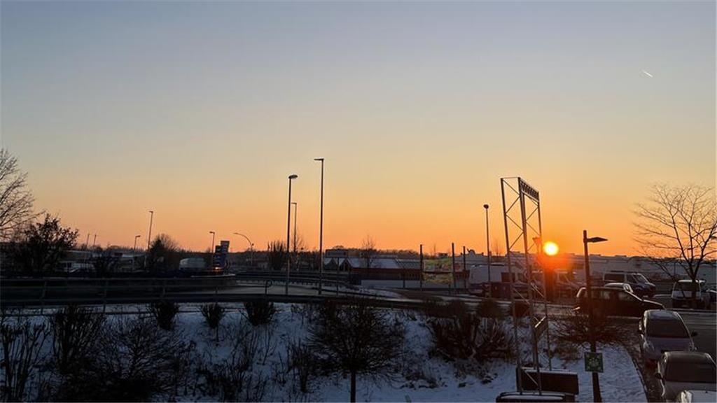 Leonie Schlewitt hat den Sonnenuntergang am Kreisel Harburger Straße in Stade au...