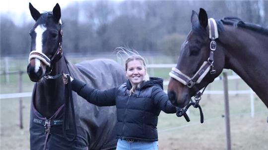 Leonie Seufert mit Franzi (links) und Sezam. Beide Pferde hat sie selbst ausgebildet.