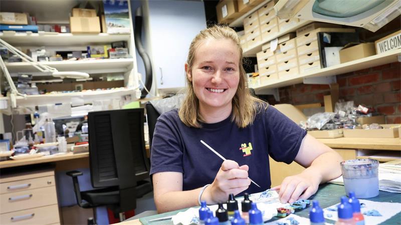 5 Köpfe hinter dem Hamburger Miniatur Wunderland Leonie Vogt ist noch neu und fasziniert von den Details, auf die im Miniatur Wunderland geachtet wird.