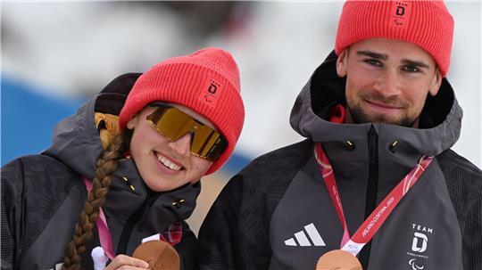 Leonie Walter und Guide Christian Krasman jubeln über Bronze. 