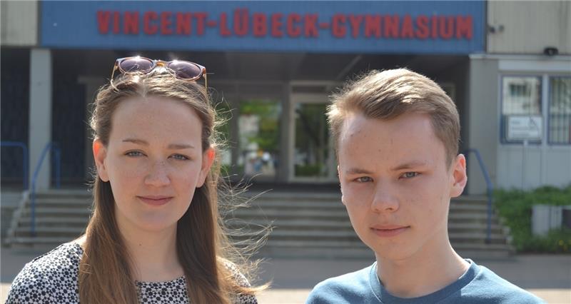 Leonie von Schassen und Lars Peglau vom Stader Vincent-Lübeck-Gymnasium hatten Schwierigkeiten mit der Mathematik-Prüfung. Foto Scholz