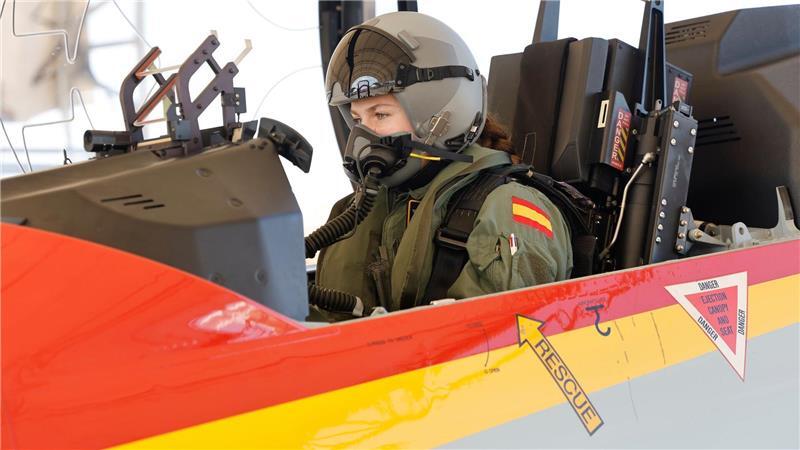 Leonor gilt als verträumt und schüchtern, aber auch als besonnen und gut organisiert. Hier absolviert sie ihren ersten Soloflug. (Archivbild)