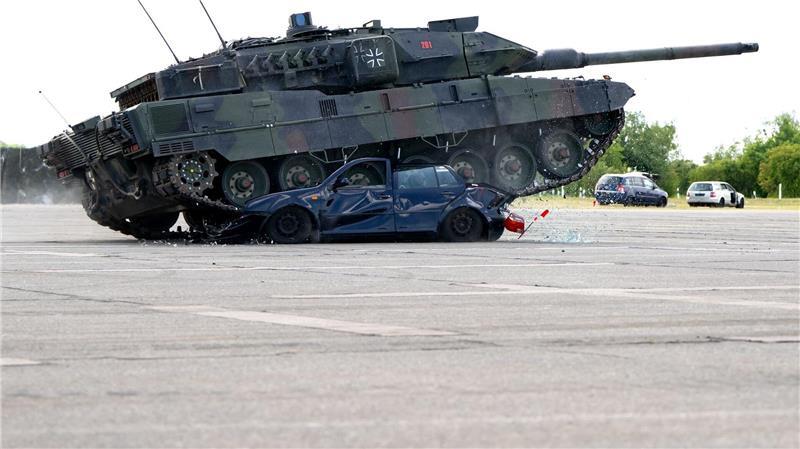 Leopard auf Golf - Tag der Bundeswehr