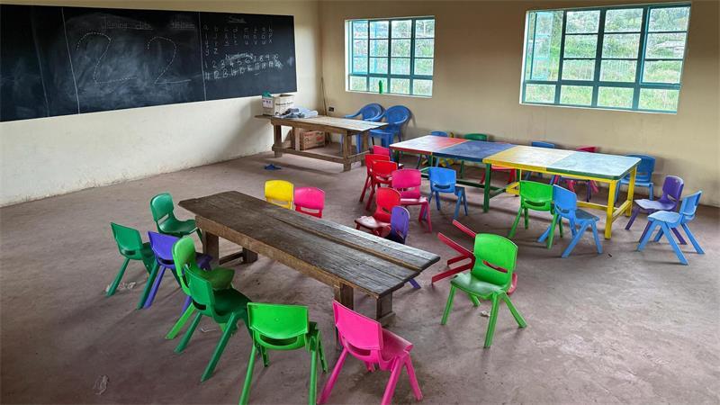Raus aus der Komfortzone: Abiturient aus Himmelpforten seit einem Jahr in Kenia Leos Schultag geht etwa bis 15 Uhr. Er unterrichtet unter anderem in der Vorschule zusammen mit seiner Gastmutter.