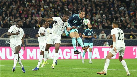 Leroy Sané bereitet das Siegtor mit einer Kopfballvorlage vor.