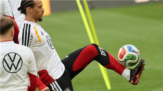 Leroy Sané, hier beim Training vor dem Spiel gegen Ghana, muss iiefern. 
