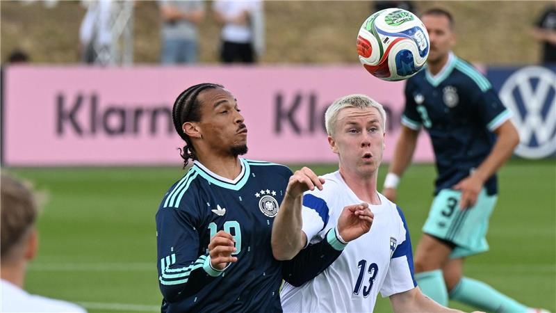 Leroy Sané (l) ist zum Herausforderer von Youngster Lennart Karl geworden.