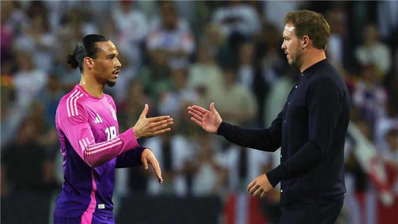 Leroy Sané (l) und Julian Nagelsmann klatschen nach einem Spiel ab. (Archivbild) 