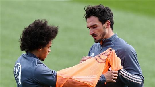 Leroy Sane (l) und Mats Hummels auf dem Trainingsplatz.