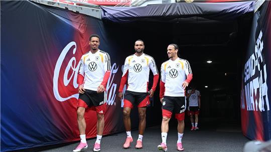 Leroy Sané (r) steht bei der WM-Generalprobe gegen die USA ebenso in der Startelf wie Felix Nmecha (l) und Jonathan Tah.