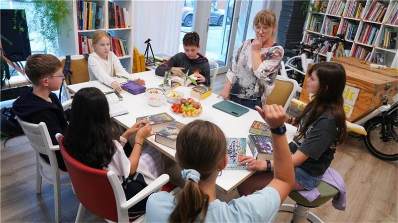 Finger weg vom Smartphone: So gelingt die Handy-Pause Lesen hat viele Vorteile und senkt sogar das Stresslevel: In einem Buchclub lässt sich zudem die Freude am Lesen mit anderen teilen.