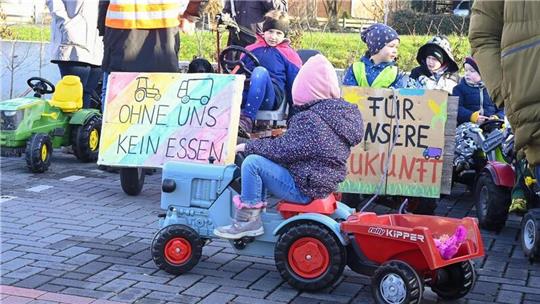 Lesen können viele der Kinder die Forderungen auf ihren Trettreckern noch nicht.