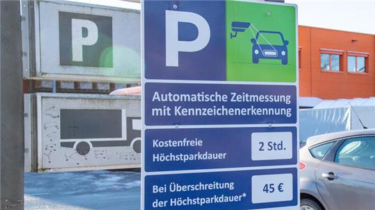 Lesen lohnt sich: Schilder erklären die Parkregelung bei Obi.