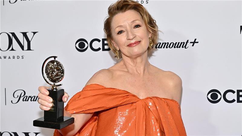 Musical „Schmigadoon!“ räumt bei den Tony-Awards ab Lesley Manville ging als eine der Favoritinnen ins Rennen - und heimste den Preis als beste Hauptdarstellerin in einem Theaterstück ein.