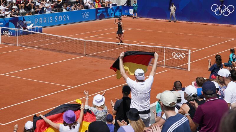„Ich kann das noch“ - Kerber verschiebt Karriereende „Let’s go, Angie“: Angelique Kerber wird in Paris von deutschen Fans unterstützt.