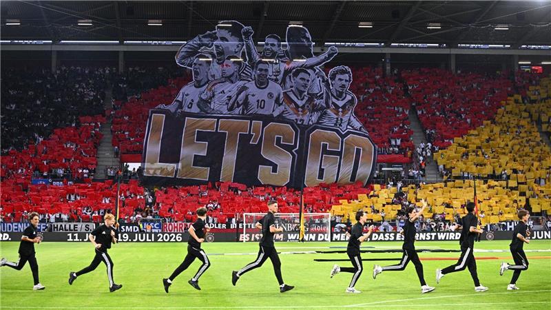 „Let’s go“  heißt es bei einer Choreografie vor Anpfiff des Länderspiels in Mainz.