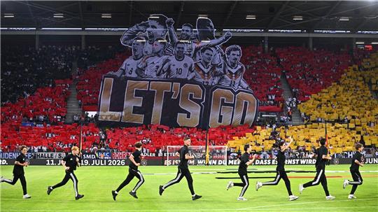 „Let’s go“  heißt es bei einer Choreografie vor Anpfiff des Länderspiels in Mainz.