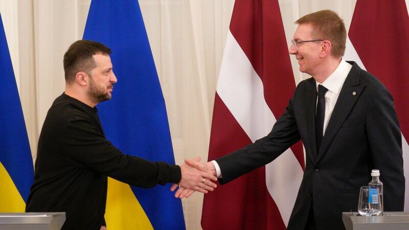 Krieg gegen die Ukraine: So ist die Lage Lettland wird der Ukraine weitere Militärhilfe für den Abwehrkampf gegen Russland leisten. Bei seinem Besuch will der ukrainische Präsident Wolodymyr Selenskyj (l) seinem lettischen Amtskollegen Edgars Rinkevics für die „kompromisslose Unterstützung der Ukraine“.