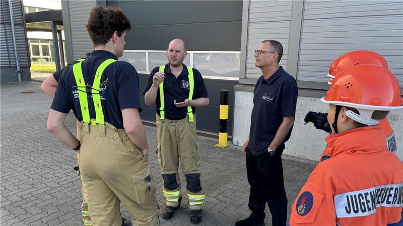 Feuer im CFK Nord: So plant Stades Ortsbrandmeister das Horrorszenario Letzte Absprache vor der großen Übung: Der Stader Ortsbrandmeister Stephan Woitera (in Blau) mit Stefan Tietje und weiteren Feuerwehrmitgliedern.
