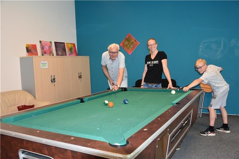 Letzte Amtshandlung: Noch eine Runde Billard mit Nachfolgerin Denise Kempa und Felix Haase. Foto: Felsch